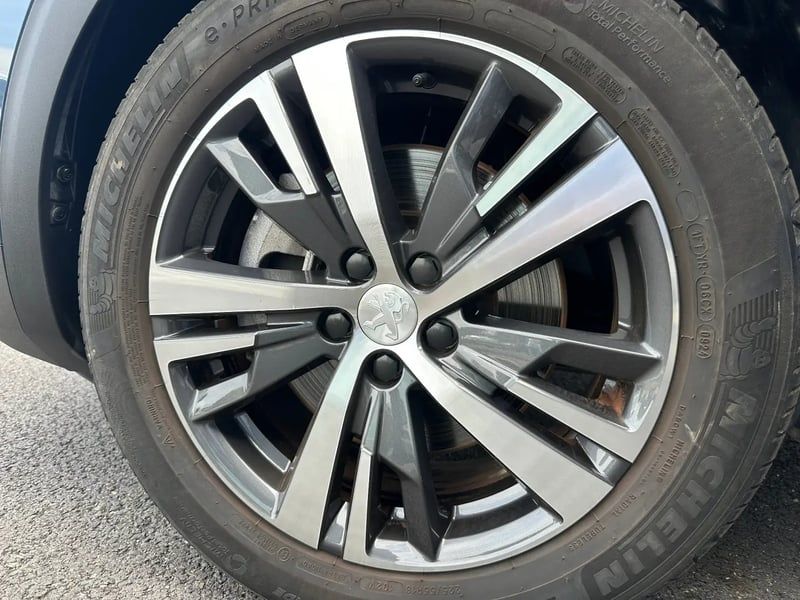 Photo de la voiture PEUGEOT 3008 Hybrid 180 e-EAT8 Allure Pack