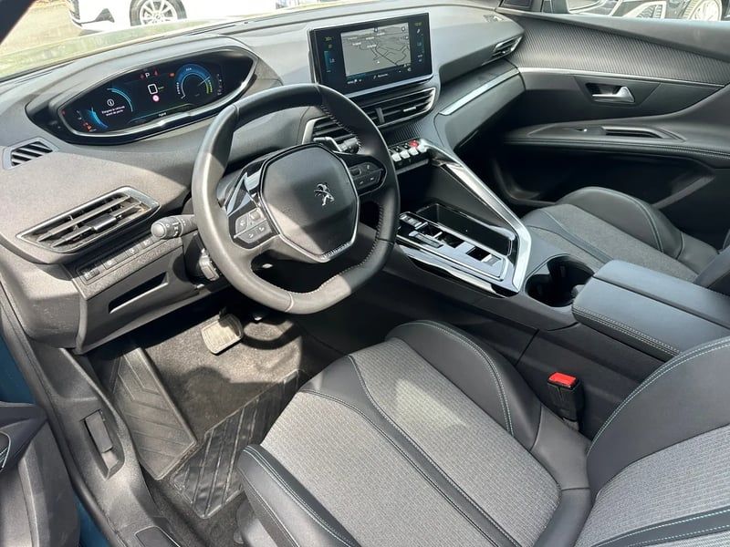 Photo de la voiture PEUGEOT 3008 Hybrid 180 e-EAT8 Allure Pack