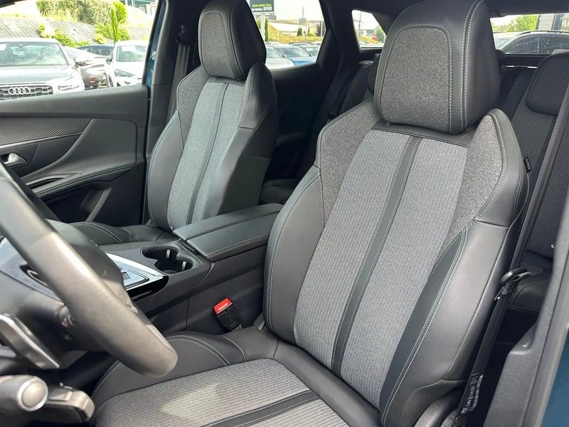 Photo de la voiture PEUGEOT 3008 Hybrid 180 e-EAT8 Allure Pack