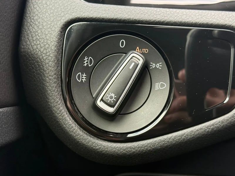 Photo de la voiture VOLKSWAGEN GOLF 1.4 TSI 125 BlueMotion Technology Carat