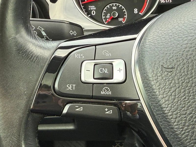 Photo de la voiture VOLKSWAGEN GOLF 1.4 TSI 125 BlueMotion Technology Carat