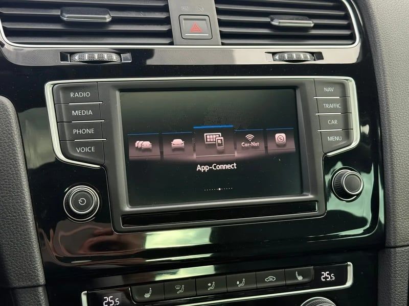 Photo de la voiture VOLKSWAGEN GOLF 1.4 TSI 125 BlueMotion Technology Carat