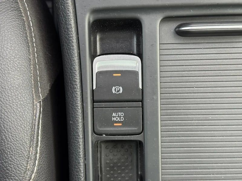 Photo de la voiture VOLKSWAGEN GOLF 1.4 TSI 125 BlueMotion Technology Carat