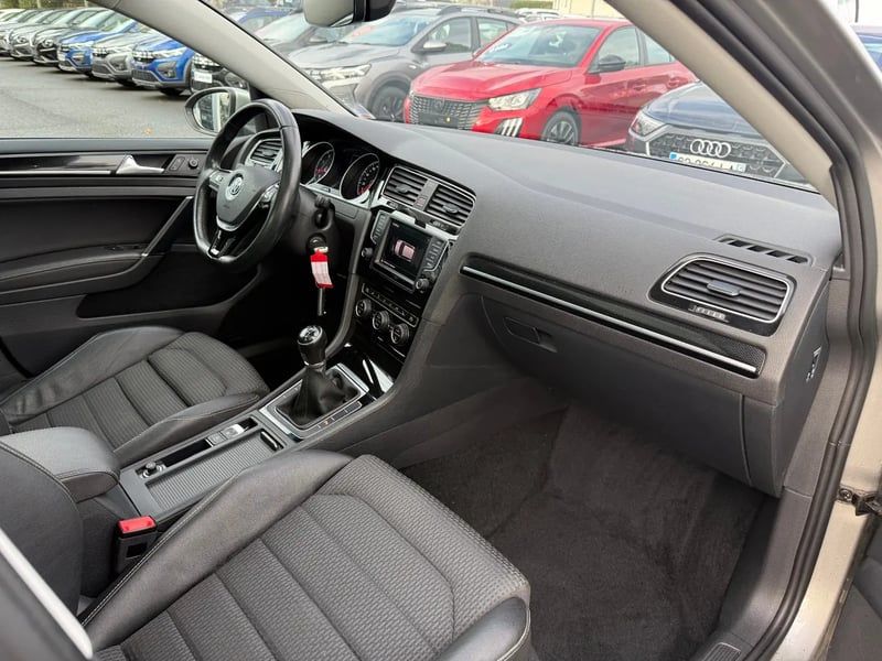 Photo de la voiture VOLKSWAGEN GOLF 1.4 TSI 125 BlueMotion Technology Carat