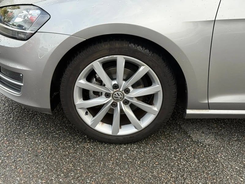 Photo de la voiture VOLKSWAGEN GOLF 1.4 TSI 125 BlueMotion Technology Carat