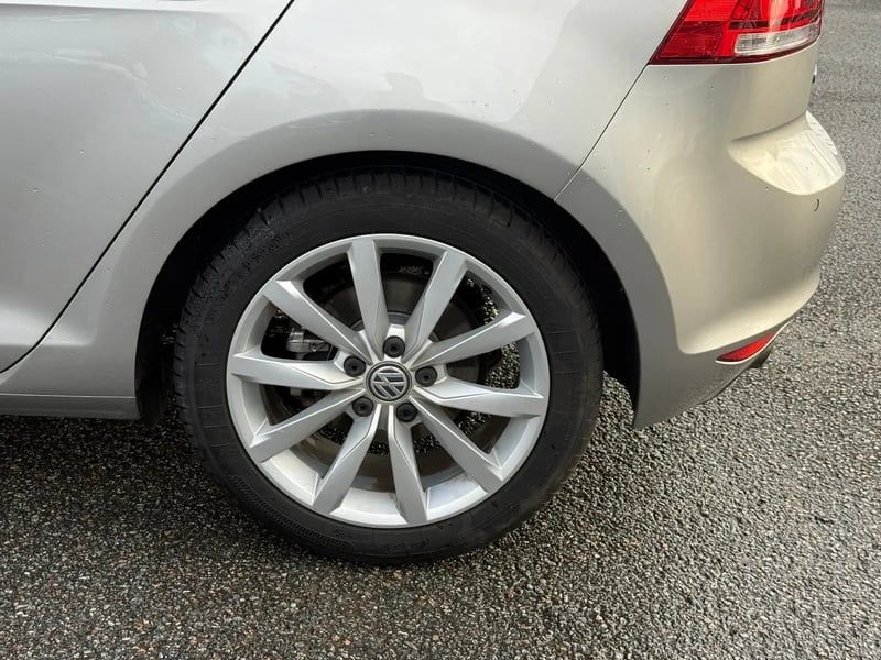 Photo de la voiture VOLKSWAGEN GOLF 1.4 TSI 125 BlueMotion Technology Carat