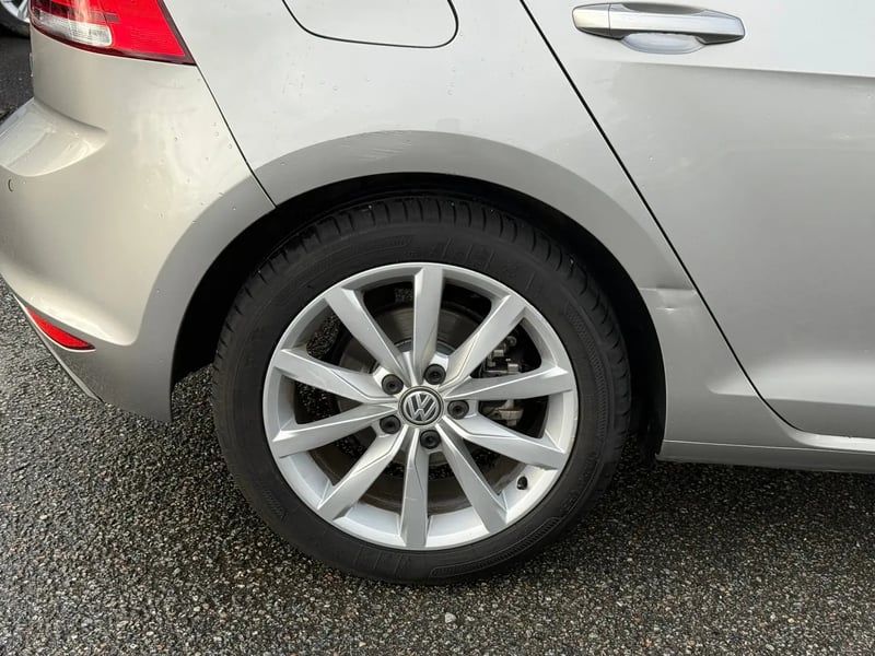 Photo de la voiture VOLKSWAGEN GOLF 1.4 TSI 125 BlueMotion Technology Carat
