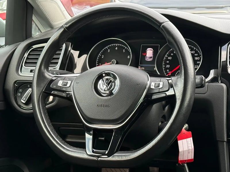 Photo de la voiture VOLKSWAGEN GOLF 1.4 TSI 125 BlueMotion Technology Carat