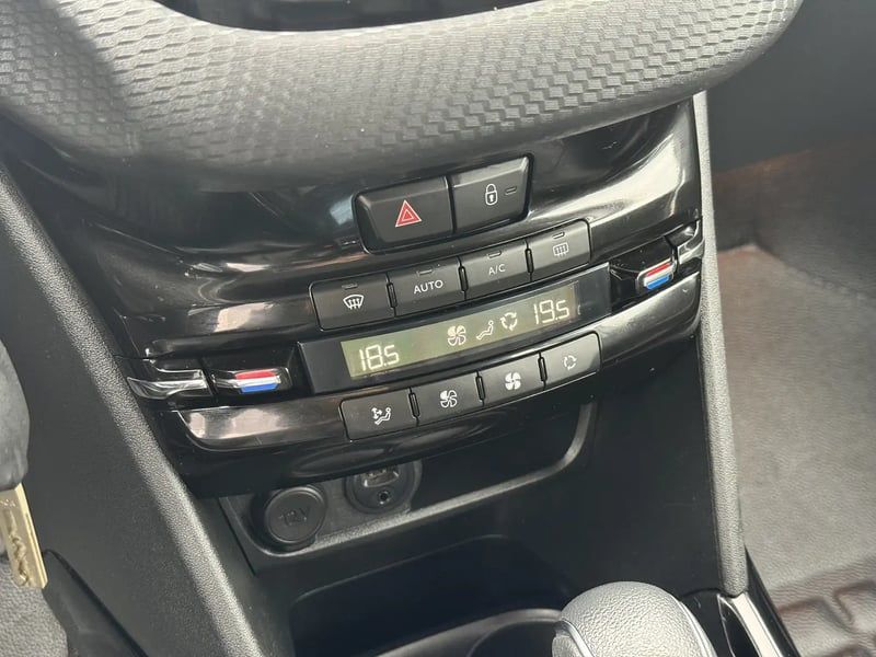 Photo de la voiture PEUGEOT 2008 1.2 PureTech 110ch S&S EAT6 Allure