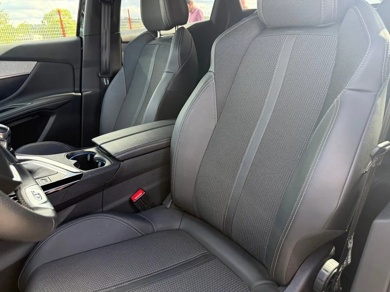 Photo de la voiture PEUGEOT 3008 PureTech 130ch S&S BVM6 GT