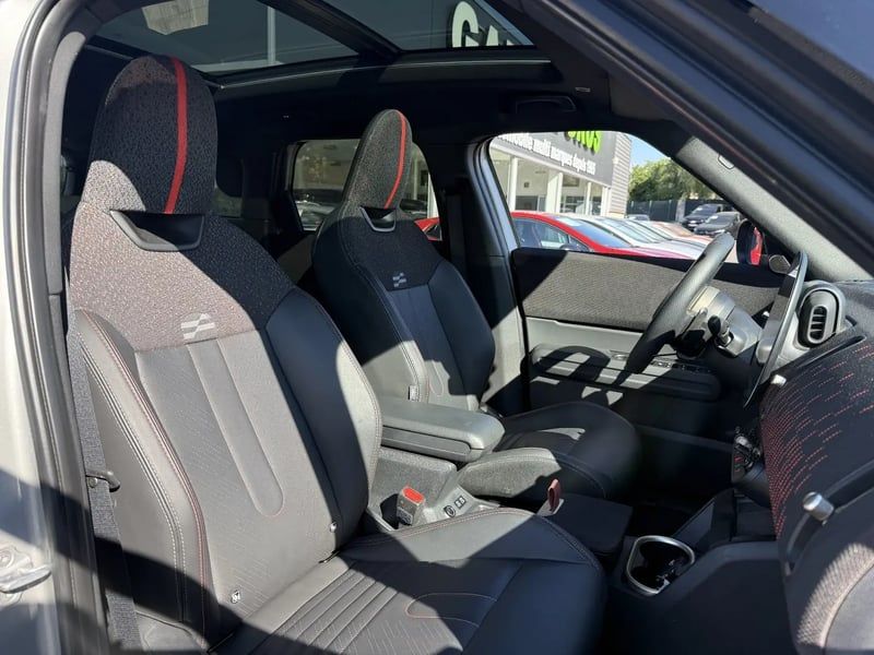 Photo de la voiture MINI COUNTRYMAN U25 170 ch DKG7 C JCW Finition