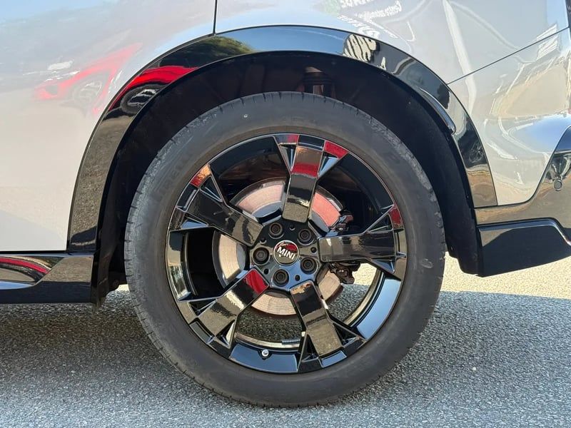 Photo de la voiture MINI COUNTRYMAN U25 170 ch DKG7 C JCW Finition