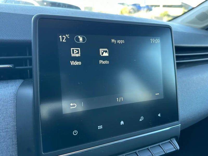 Photo de la voiture RENAULT CLIO V TCe 90 X-Tronic Evolution