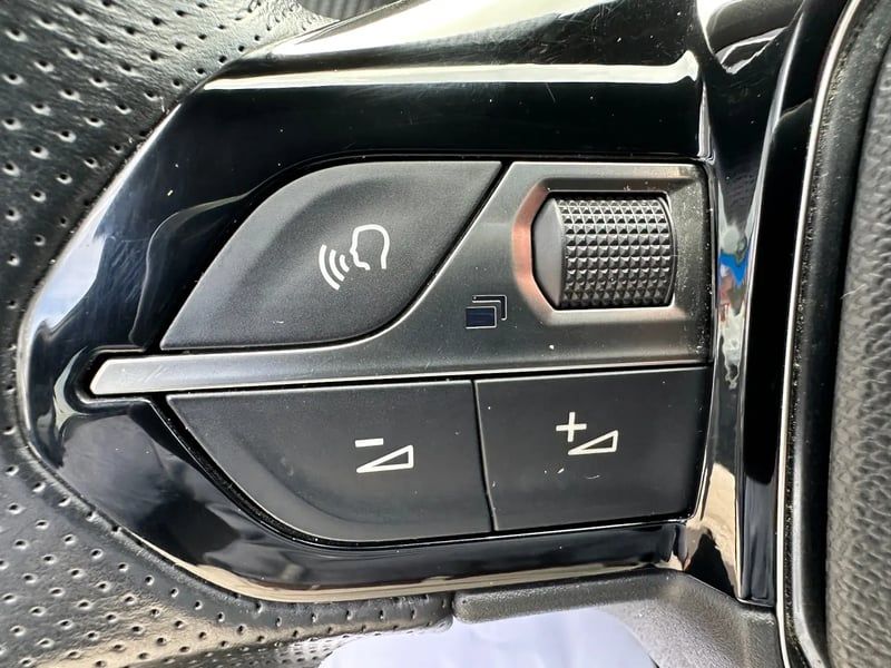 Photo de la voiture PEUGEOT 208 BlueHDi 100 S&S BVM6 GT Line