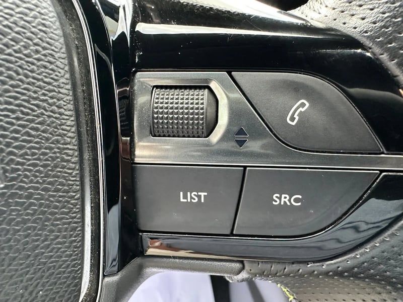 Photo de la voiture PEUGEOT 208 BlueHDi 100 S&S BVM6 GT Line