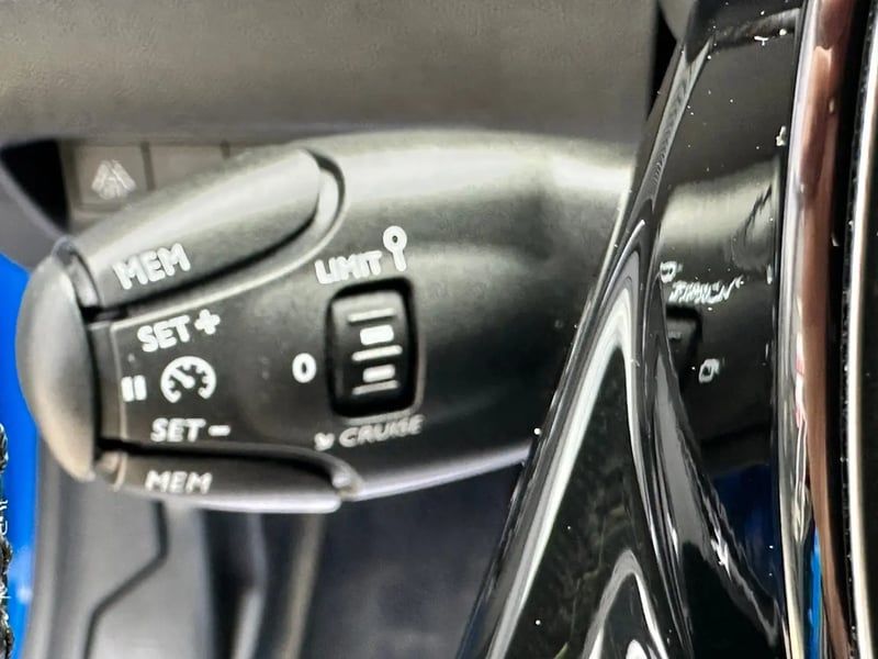 Photo de la voiture PEUGEOT 208 BlueHDi 100 S&S BVM6 GT Line