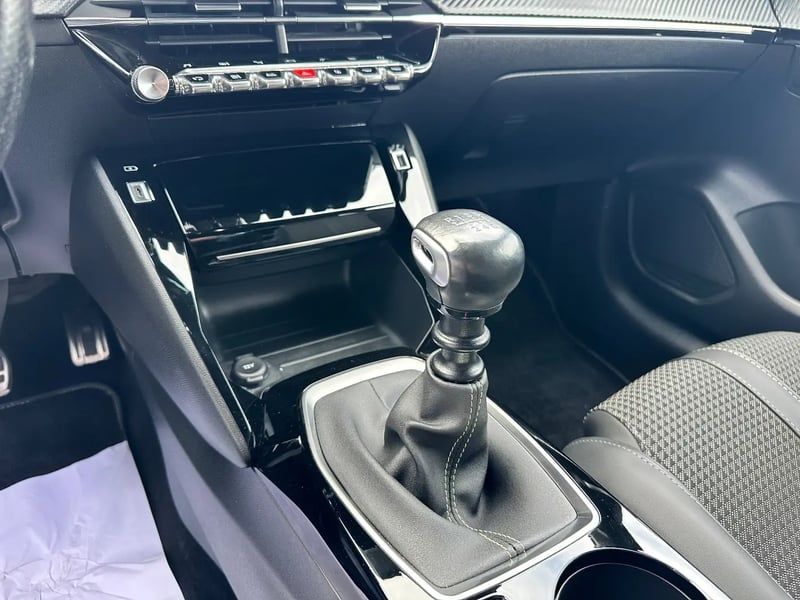 Photo de la voiture PEUGEOT 208 BlueHDi 100 S&S BVM6 GT Line