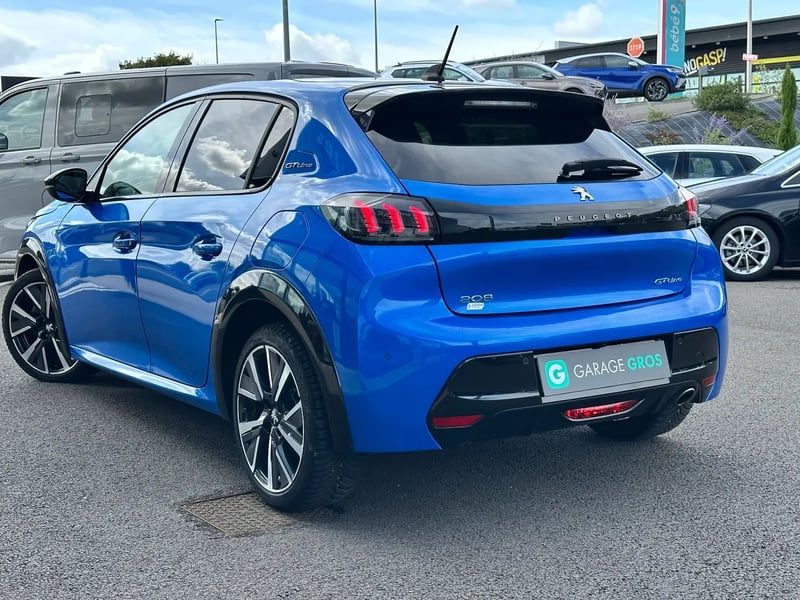 Photo de la voiture PEUGEOT 208 BlueHDi 100 S&S BVM6 GT Line