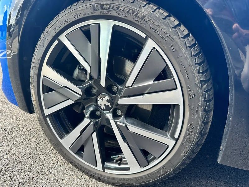 Photo de la voiture PEUGEOT 208 BlueHDi 100 S&S BVM6 GT Line