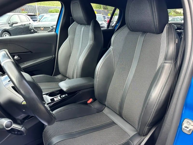 Photo de la voiture PEUGEOT 208 BlueHDi 100 S&S BVM6 GT Line