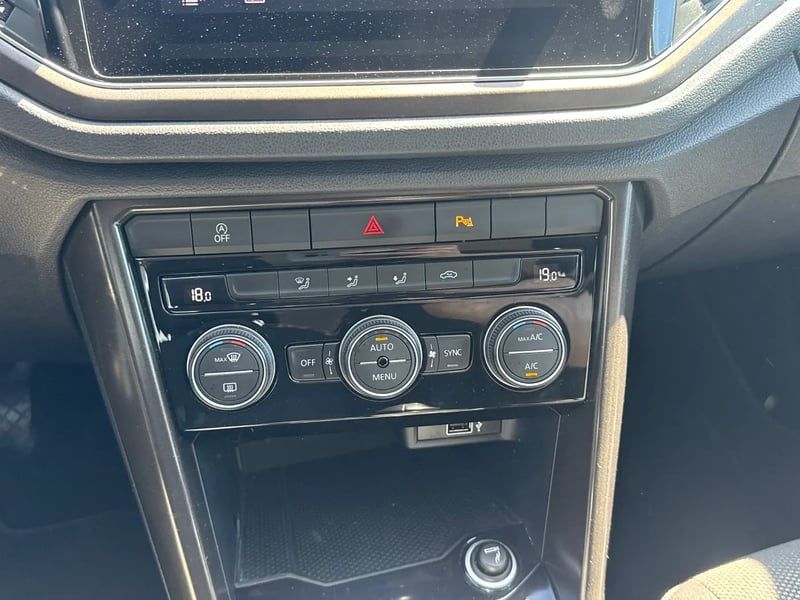 Photo de la voiture VOLKSWAGEN T-ROC 1.0 TSI 115 Start/Stop BVM6 Lounge
