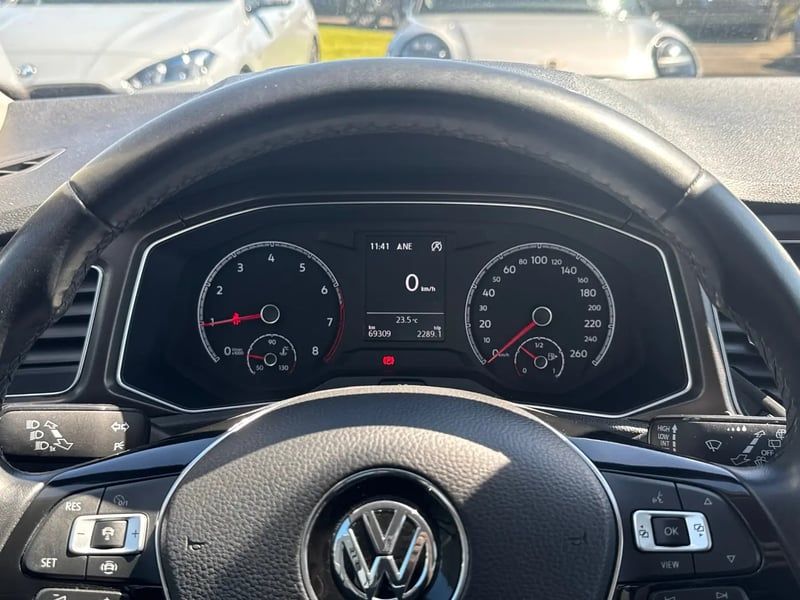 Photo de la voiture VOLKSWAGEN T-ROC 1.0 TSI 115 Start/Stop BVM6 Lounge