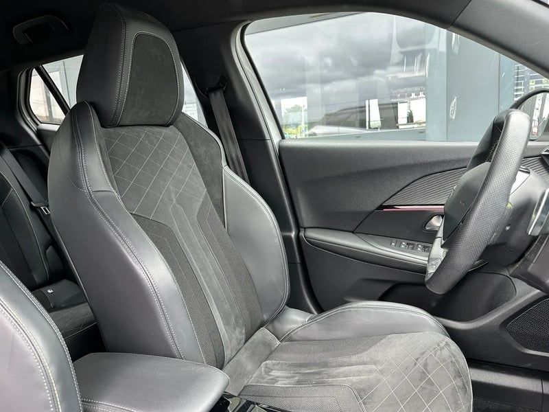 Photo de la voiture PEUGEOT 2008 BlueHDi 130 S&S EAT8 GT Pack