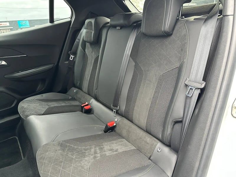Photo de la voiture PEUGEOT 2008 BlueHDi 130 S&S EAT8 GT Pack