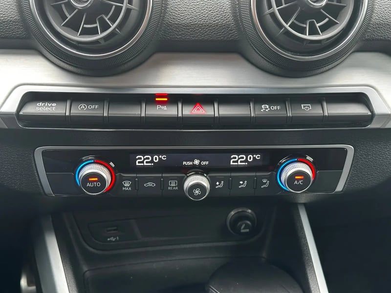 Photo de la voiture AUDI Q2 35 TDI 150 S tronic 7 Quattro Midnight Series