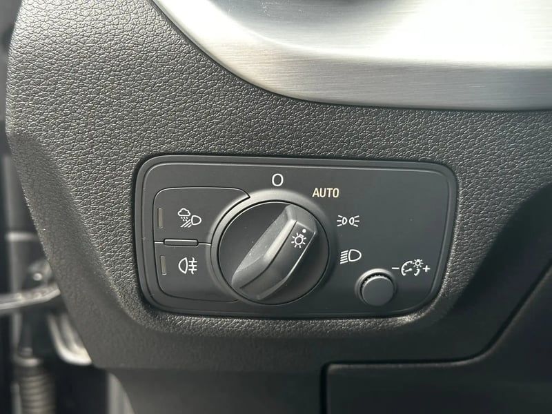 Photo de la voiture AUDI Q2 35 TDI 150 S tronic 7 Quattro Midnight Series