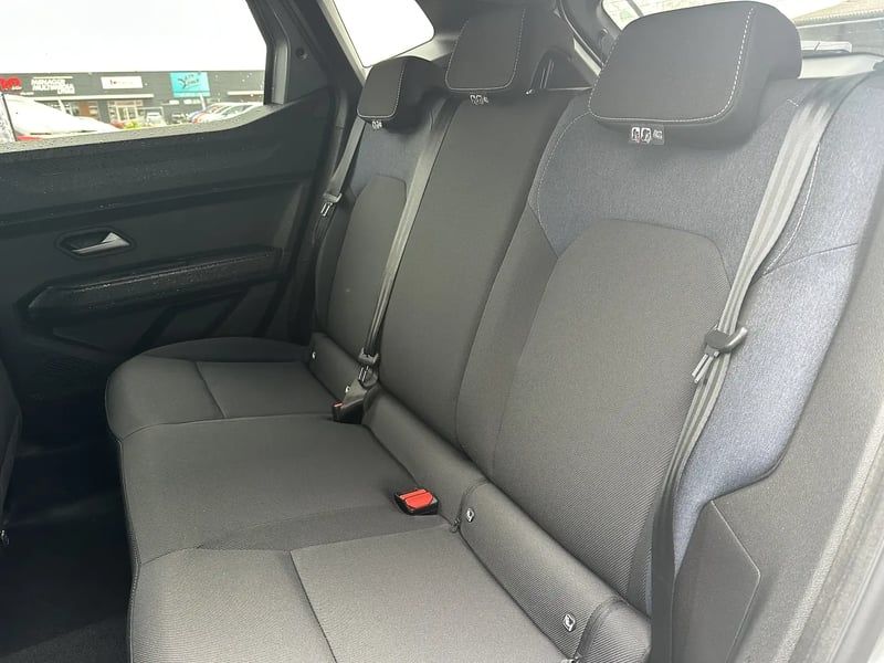 Photo de la voiture DACIA DUSTER Hybrid 140 4x2 Journey