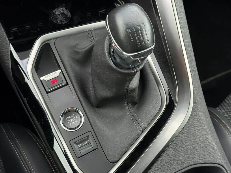 Photo de la voiture PEUGEOT 3008 PureTech 130ch S&S BVM6 GT