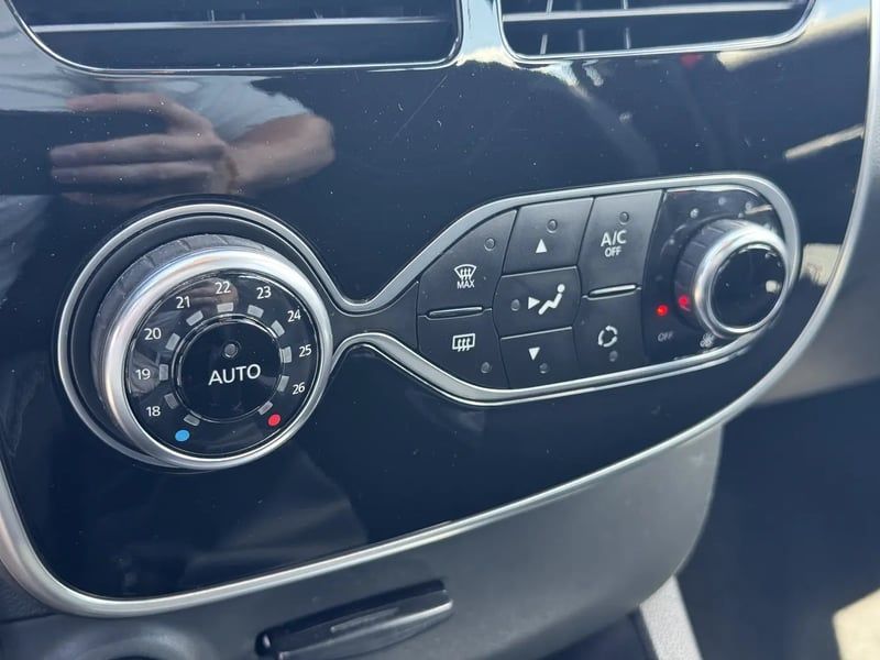 Photo de la voiture RENAULT CLIO IV TCe 90 Energy eco2 Intens