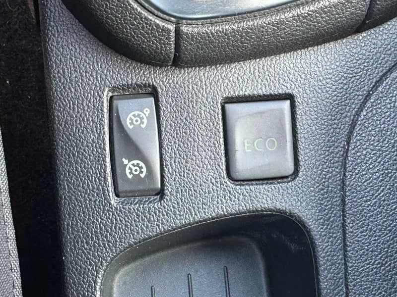 Photo de la voiture RENAULT CLIO IV TCe 90 Energy eco2 Intens