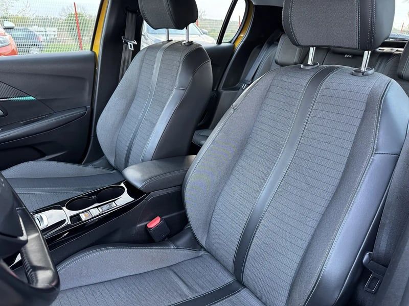 Photo de la voiture PEUGEOT 208 PureTech 100 S&S EAT8 Allure