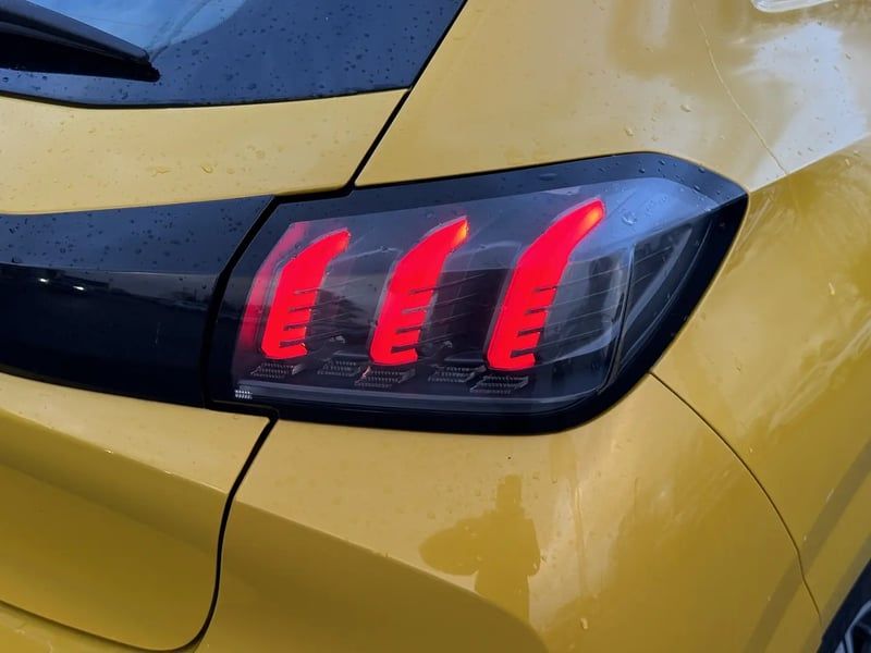 Photo de la voiture PEUGEOT 208 PureTech 100 S&S EAT8 Allure