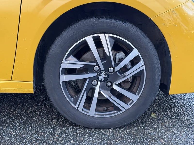 Photo de la voiture PEUGEOT 208 PureTech 100 S&S EAT8 Allure