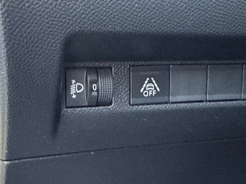 Photo de la voiture PEUGEOT 208 PureTech 100 S&S EAT8 Allure