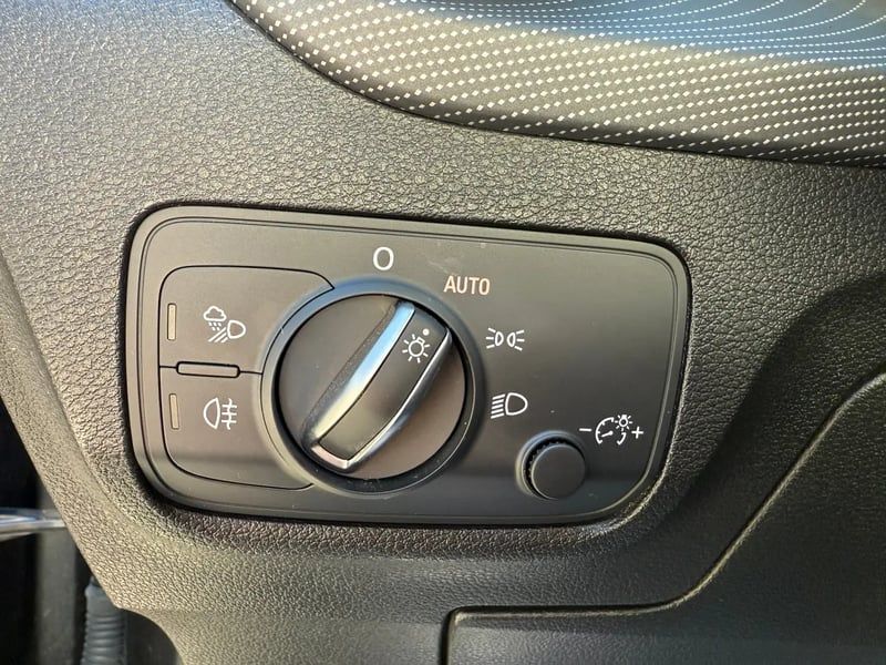 Photo de la voiture AUDI Q2 35 TDI 150 S tronic 7 S-Line