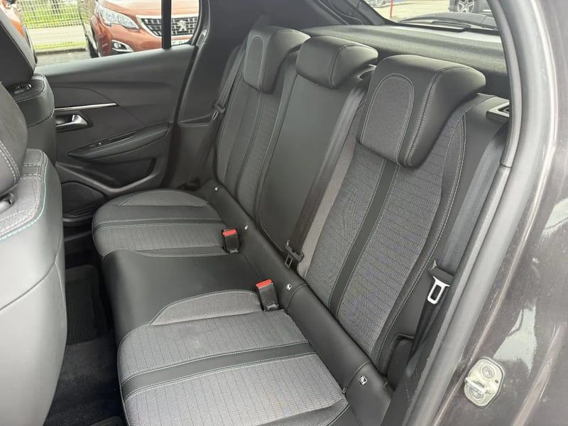 Photo de la voiture PEUGEOT 208 PureTech 100 S&S EAT8 Allure Pack