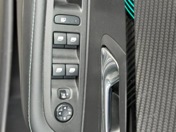 Photo de la voiture PEUGEOT 208 PureTech 100 S&S EAT8 Allure Pack