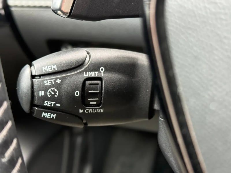 Photo de la voiture PEUGEOT 208 PureTech 100 S&S EAT8 Allure Pack