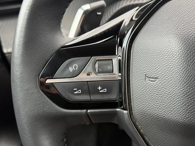 Photo de la voiture PEUGEOT 208 PureTech 100 S&S EAT8 Allure Pack