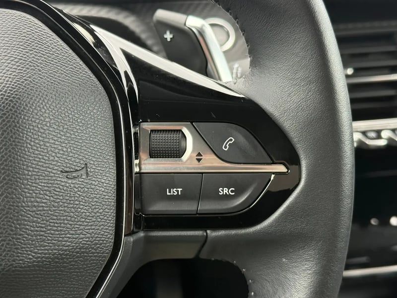 Photo de la voiture PEUGEOT 208 PureTech 100 S&S EAT8 Allure Pack