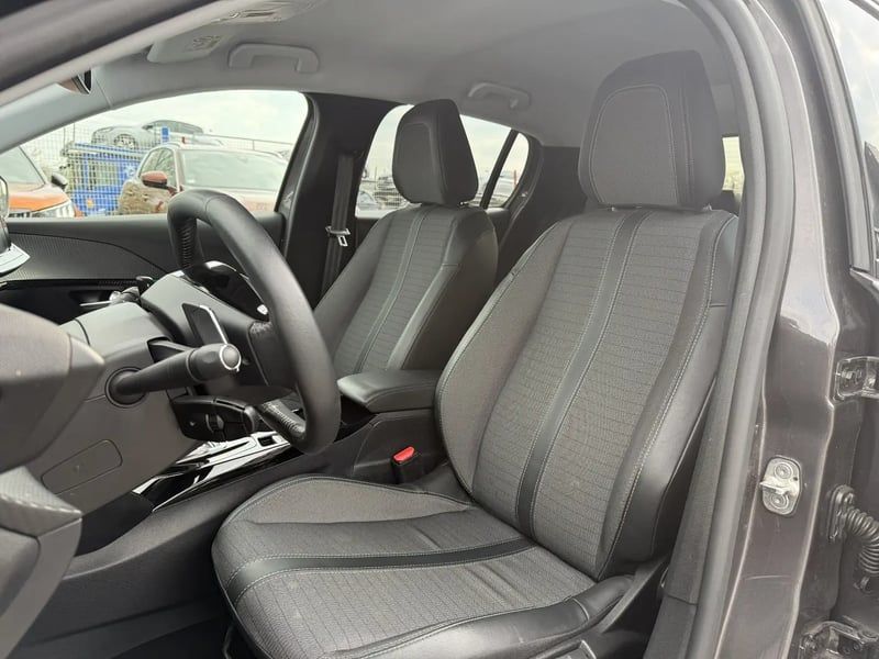 Photo de la voiture PEUGEOT 208 PureTech 100 S&S EAT8 Allure Pack