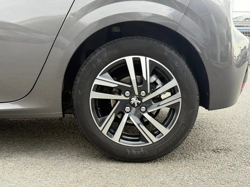 Photo de la voiture PEUGEOT 208 PureTech 100 S&S EAT8 Allure Pack