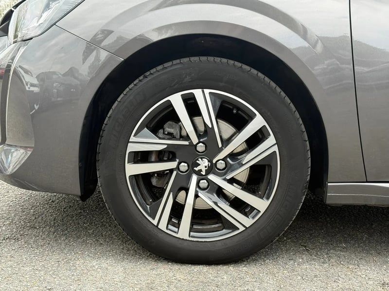Photo de la voiture PEUGEOT 208 PureTech 100 S&S EAT8 Allure Pack