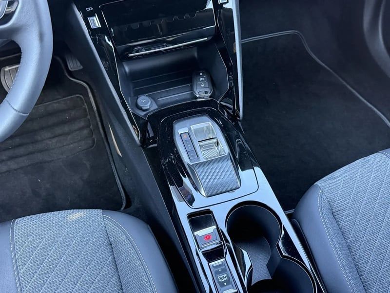 Photo de la voiture PEUGEOT 2008 Hybrid 145 e-DCS6 Allure