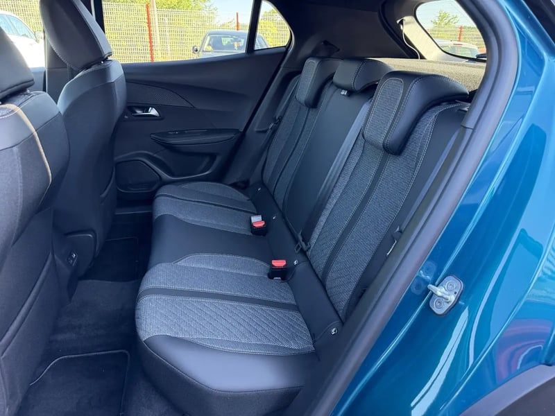 Photo de la voiture PEUGEOT 2008 Hybrid 145 e-DCS6 Allure
