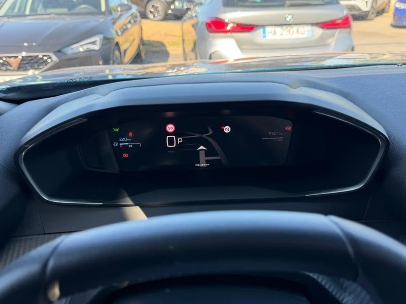 Photo de la voiture PEUGEOT 2008 Hybrid 145 e-DCS6 Allure